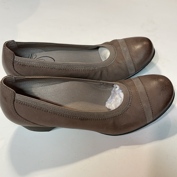 ABEO Mia Womens Low Heel Pump Taupe Leather Size 8.5 - Picture 4 of 10